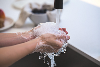 Eine Person, die ihre Hände wäscht